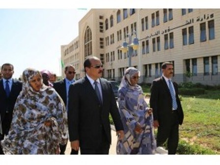 Le président Aziz entouré par Mint Soueine'e (MAEC) et Mint Mbareck Fall, Sec d'Etat chargé des mauritaniens de l'étranger